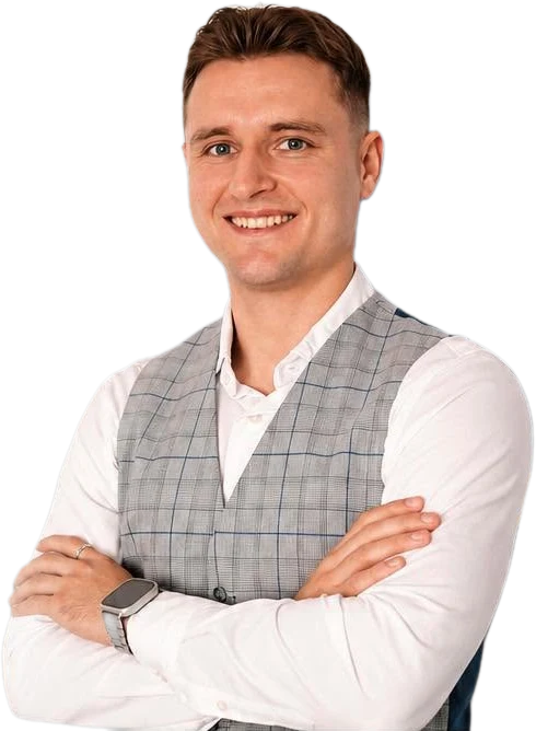 Szymon Zalewski, doradca finansowy, z założonymi rękami